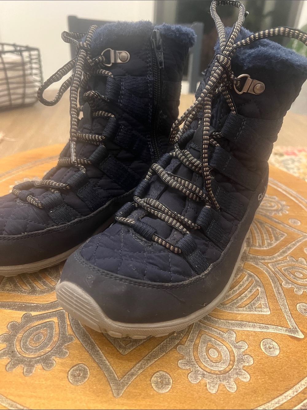 Size 6 Women's Skechers Navy Quilted Winter Lace-Up Boots. Side zipper also.